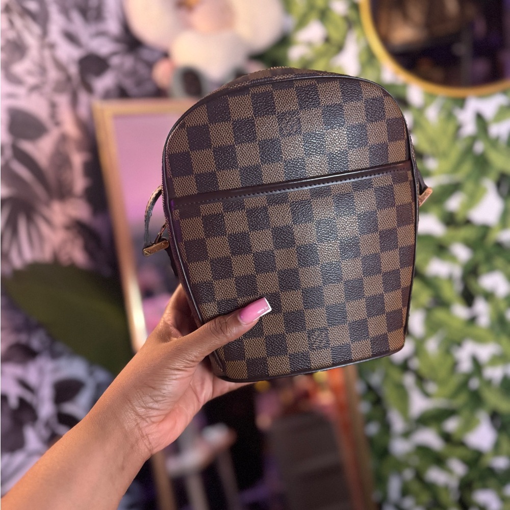 Louis Vuitton Brown Crossbody Bag with Checkered Pattern and Zipper Closure